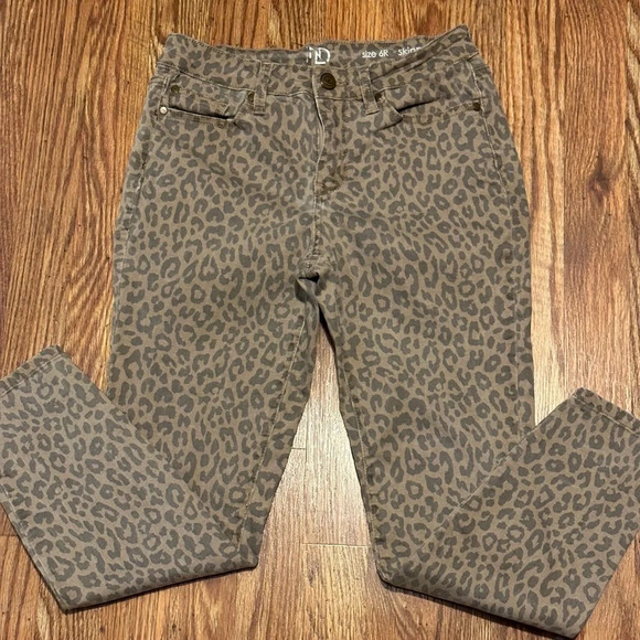 New Directions leopard pants, size 6 - Picture 1 of 3